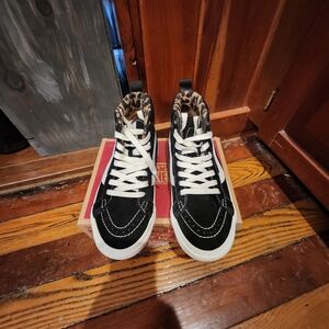 Vans Size 6 Women's Sk8-Hi Mte 1 Worn once